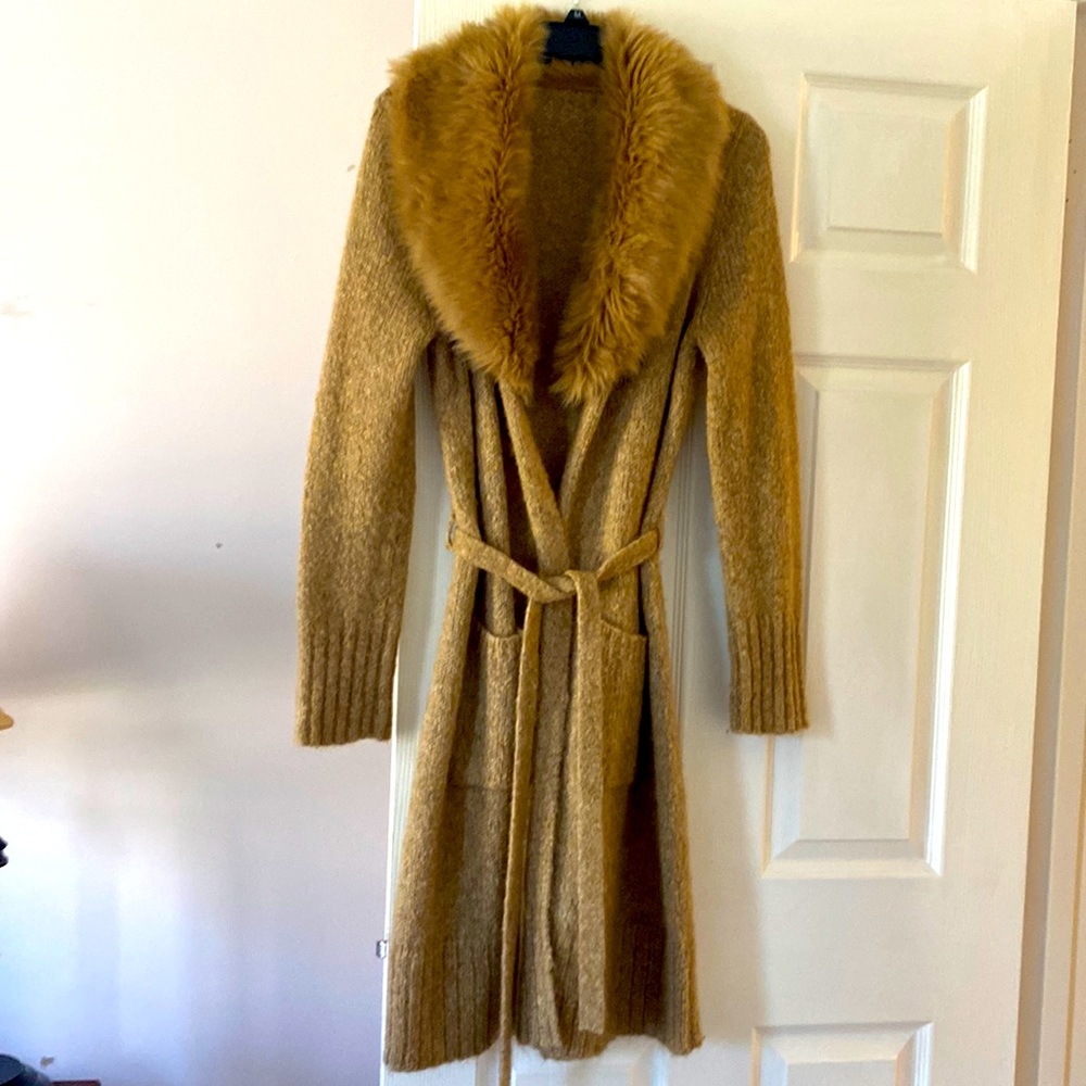 Cozy cardigan with fur collar.